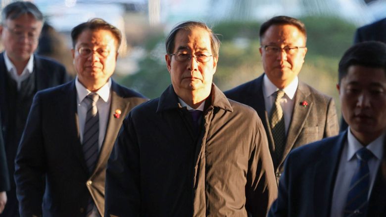 한덕수 대통령 권한대행 겸 국무총리가 우원식 국회의장을 만나기 위해  지난 15일 오후 서울 여의도 국회 본청에 입장하고 있다. /뉴스1