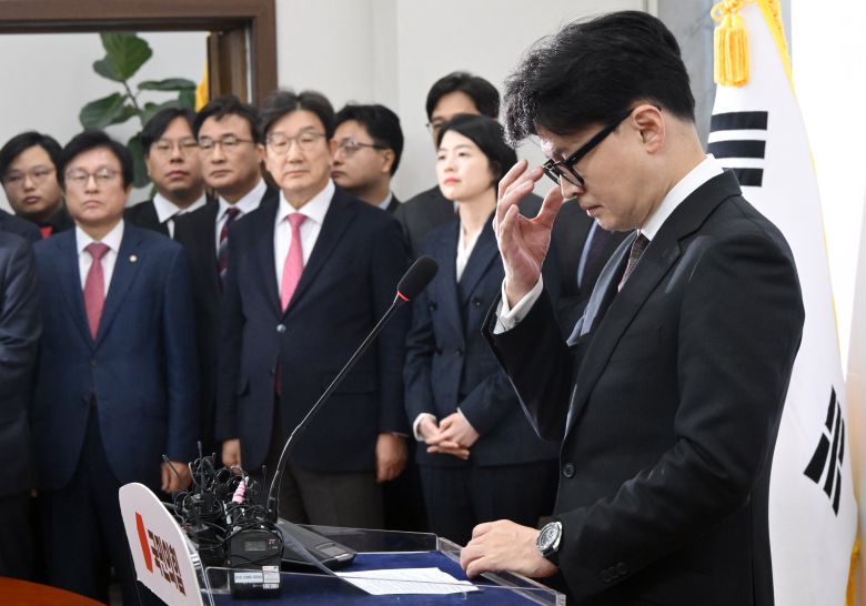 한동훈 국민의힘 대표가 16일 국회에서 대표직 사퇴 기자회견을 하고 있다./이덕훈 기자