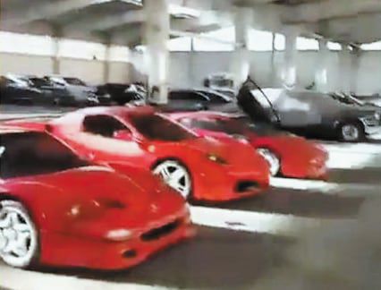 시리아를 24년간 철권통치하다 축출돼 러시아로 도망친 바샤르 알아사드의 저택에 람보르기니·페라리·애스턴마틴 등 비싼 스포츠카들이 주차돼 있다. 지난 9일 반군과 외신이 저택에 도착했을 때 촬영한 화면이다. 아사드 일가가 시리아와 해외에 숨겨놓은 재산 추적 작업이 본격화하고 있다. /유튜브