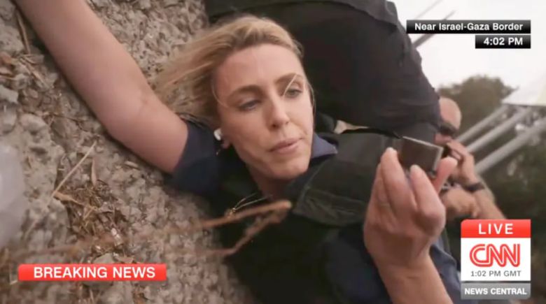 지난해 10월 이스라엘·팔레스타인 전쟁 현장을 전하던 중 가자지구 접경 지역에서 폭음이 들리자 워드와 제작진이 인근 흙바닥으로 달려가 몸을 낮추고 있다. /CNN