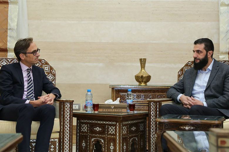 바샤르 알아사드 정권 축출 뒤 시리아 새 정부 수립을 준비하고 있는 반군조직 하야트 타흐리르 알샴의 지도자 아부 무함마드 알줄라니(오른쪽)가 17일 수도 다마스쿠스에서 토비아스 툰켈 독일 중동 특사와 대화하고 있다./AFP 연합뉴스