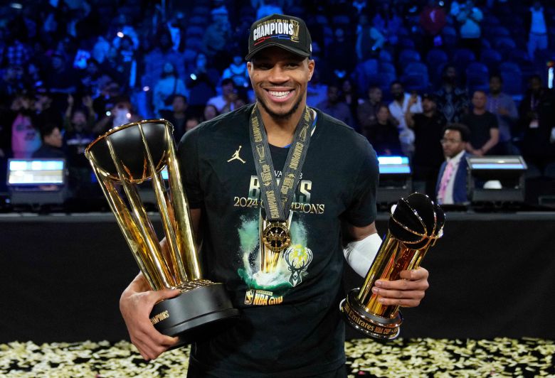 밀워키 벅스의 야니스 아데토쿤보가 2024 NBA 컵과 대회 MVP 트로피를 들어 보이며 기뻐하고 있다. 아데토쿤보가 이끄는 밀워키는 18일 결승에서 오클라호마시티 썬더를 26점 차로 물리치고 우승했다. /Kyle Terada-Imagn Images 연합뉴스