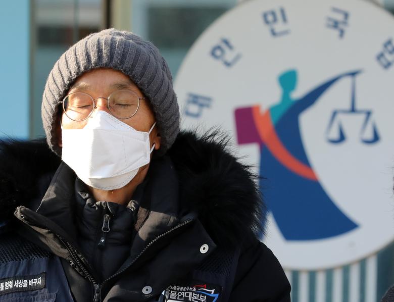 지난 2022년 12월 19일 이봉주 화물연대본부 위원장이 서울 서초구 서울행정법원 앞에서 열린 화물노동자 업무개시명령 위헌법률심판 제청 신청 기자회견에서 생각에 잠겨 있다. /뉴스1