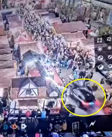 크리스마스 마켓 통로에 밀집한 인파를 향해 차량이 돌진하고 있다. /X(옛 트위터)