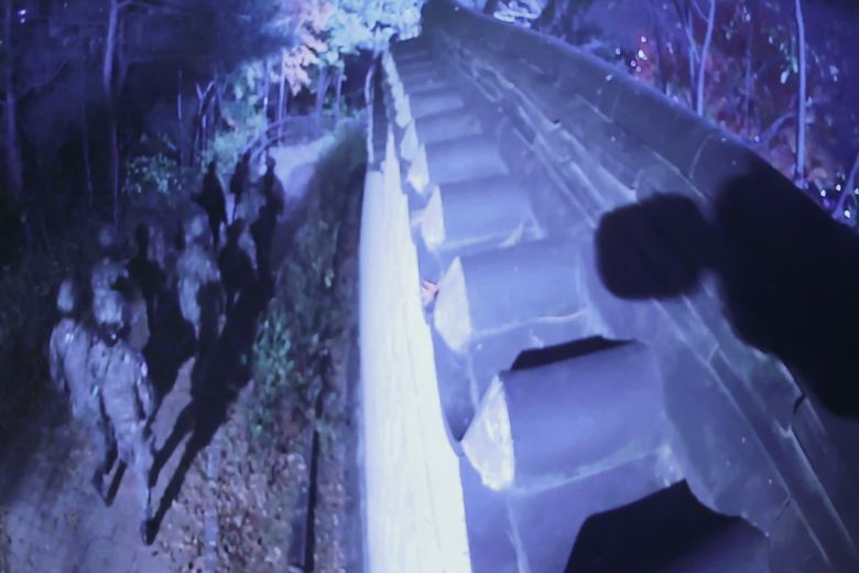 김민기 국회 사무총장은 24일 서울 여의도 국회 소통관에서 지난 4일 윤석열 대통령이 비상계엄을 선포했을 당시 국회의장 공관으로 출동한 군인들이 포착된 공관 폐쇄회로(CC)TV를 공개했다. 4일 01시 42분 국회의장 공관 담벼락 외곽을 걸어가는 계엄군의 모습. CCTV영상 촬영. /연합뉴스