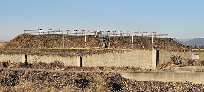 Large concrete embankment at Yeosu Airport – A localizer, over 4 meters tall, seen atop a soil-covered concrete embankment near the runway at Yeosu Airport, Jeollanam-do. /Jin Chang-il