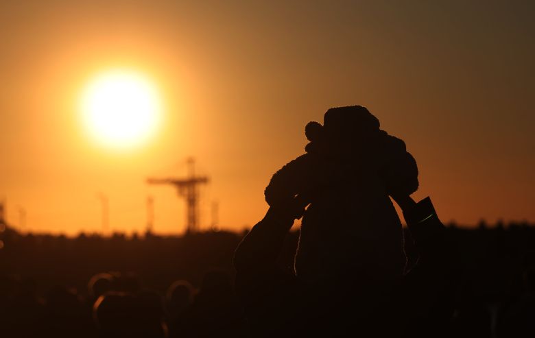 2025년 을사년(乙巳年) 첫날인 1일 오전 부산 해운대해수욕장을 찾은 시민들이 새해 첫 일출을 감상하고 있다. /연합뉴스