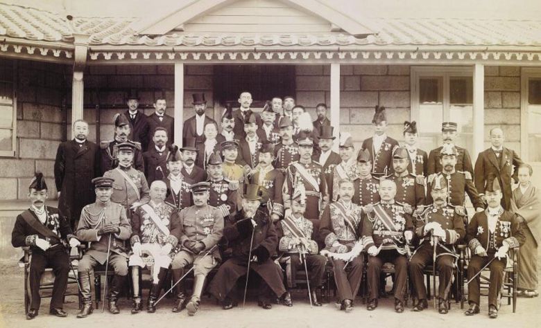 1905년 11월 대한제국의 외교권을 강제로 박탈해 사실상 식민지로 만든 을사늑약 조인 직후, 이토 히로부미 특파대사(앞줄 코트) 등 일본 인사들이 서울 소공동 대관정에서 찍은 사진(오른쪽). /국사편찬위원회