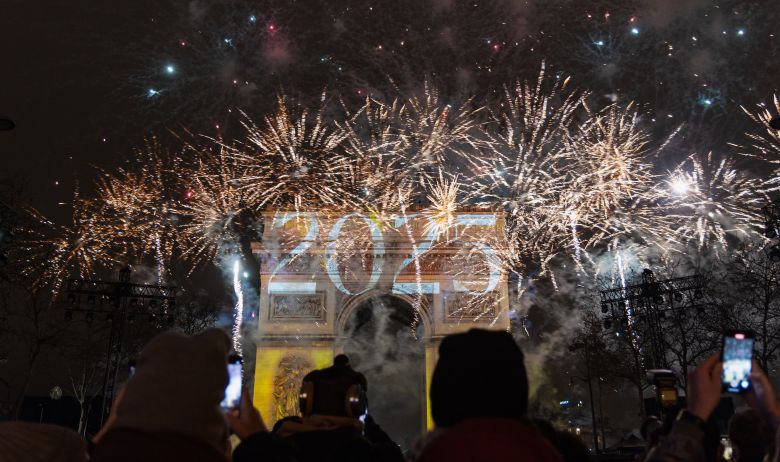 2025년 새해 첫날인 1일(현지시간) 프랑스 파리 개선문에서 새해맞이 카운트다운과 함께 불꽃놀이가 펼쳐지고 있다. 2025는 45의 제곱수로, 일생 한번 맞을까 말까 한 '제곱수 연도'란 점이 세계 수학계 등에서 화제가 되고 있다./뉴스1