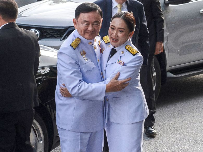 탁신 친나왓 전 총리와 딸 패통탄 친나왓 총리가 포옹하고 있다. /AFP 연합뉴스