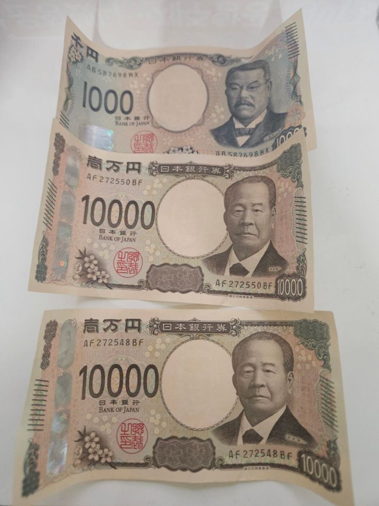 방구석이 최근 도쿄 출장을 다녀오고 지갑에 남은 일본 지폐. 고유 번호들이 희귀 지폐와는 거리가 멀어 전 꽝이네요.