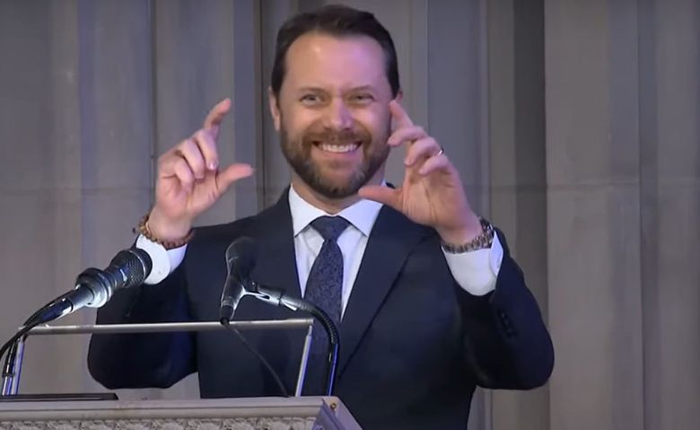 9일 미국 워싱턴DC 국립대성당에서 열린 지미 카터 전 대통령의 장례식에서 카터의 손자가 생전의 할아버지를 회고하며 카터가 휴대전화를 제대로 다루지 못했다는 일화를 소개하고 있다. /NBC