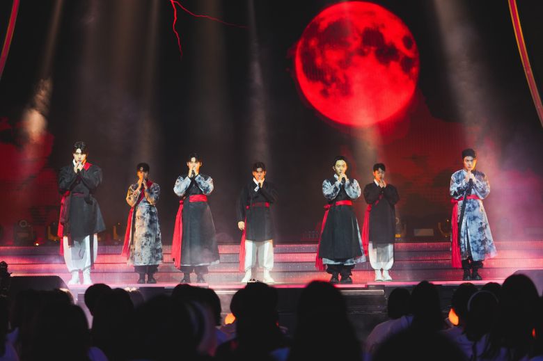 9일 방송된 미스터트롯3 본선 1차 ‘팀 데스매치’에서 ‘국악 트로트 장르’를 택한 대학부의 무대 모습. 안예은의 노래 ‘창귀’를 뮤지컬 스타일로 재해석한 무대로 마스터의 극찬을 받았다. 왼쪽부터 윤동진·이수호·최재명·원정인·남승민·강성규·나현진./TV조선