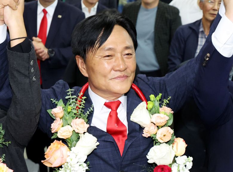 검찰이 14일 인천지법 형사15부(재판장 류호중) 심리로 열린 결심 공판에서 공직선거법 위반 혐의로 기소한 박용철 강화군수에게 벌금 100만원을 구형했다./연합뉴스