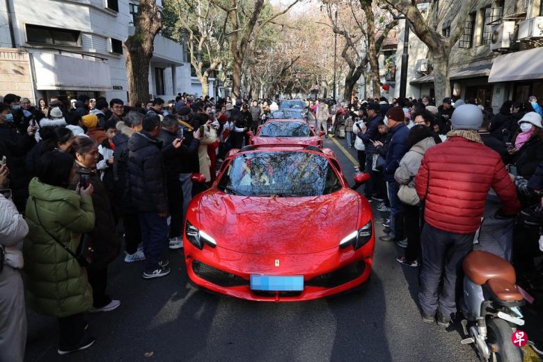 상하이 거리에 나타난 수퍼카 행렬./중국신문사 캡처