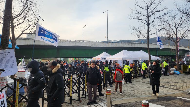 윤석열 대통령의 2차 체포 영장 집행이 임박한 14일 오후 서울 용산구 한남동 관저 앞에서 반윤 시위대가 모여 있다. /이민경 기자