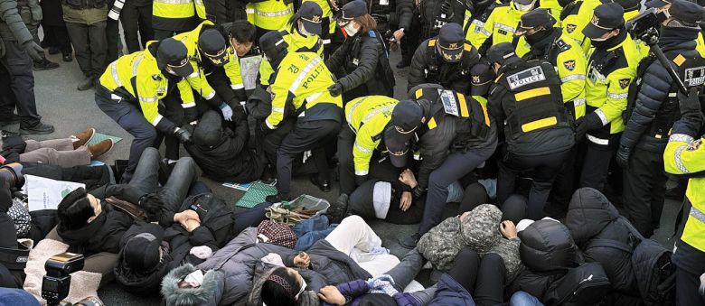경찰, 관저 앞 시위대 강제 해산 - 2일 오후 서울 용산구 한남동 대통령 관저 앞. 경찰이 대통령에 대한 체포영장 집행을 막기 위해 도로에 드러누운 윤 대통령 지지자들을 강제 해산하려 하고 있다. /고운호 기자