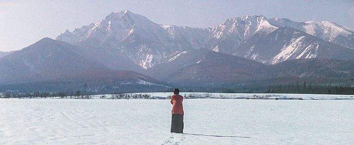 ‘러브레터’ 주요 촬영지는 오타루. 하지만 주인공 히로코가 ‘오겡끼데스까’를 외치는 뒷모습은 이와이 슌지가 별도로 찾아낸 나가노의 야쓰가타케산 근처에서 찍었다. 배우도 촬영 스태프다.