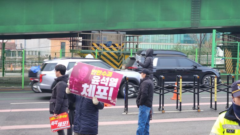 한 반윤 시위 참석자가 '반란수괴 윤석열 체포'가 적힌 피켓을 들고 있다. 피켓에는 전두환 전 대통령의 얼굴이 합성돼있다. /이민경 기자