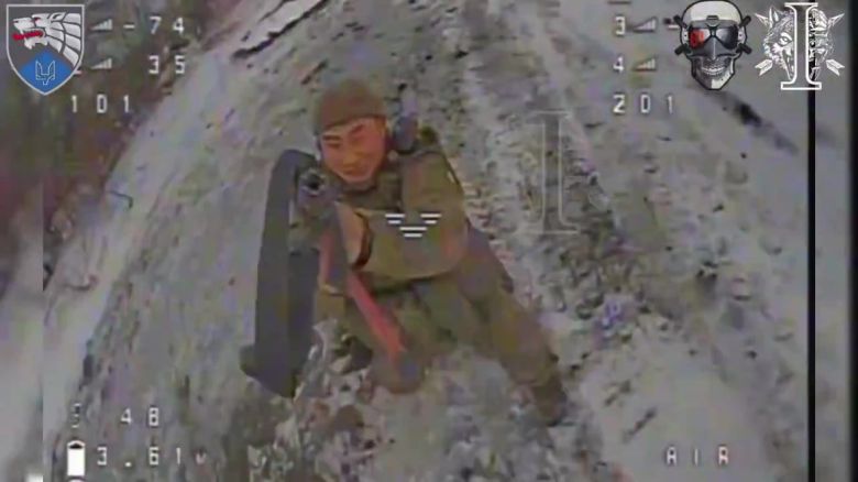 우크라이나 드론에 포착된 북한군. /더타임스