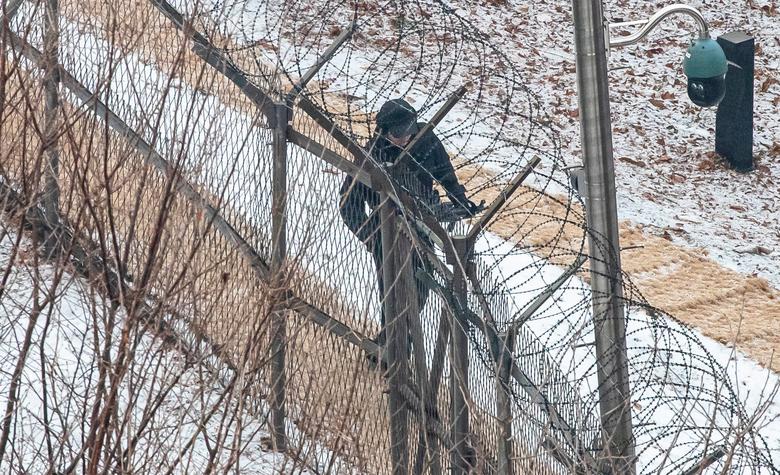 14일 서울 용산구 한남동 대통령 관저 경내에서 경비병 무장을 한 채 순찰을 하고 있다. /김지호 기자