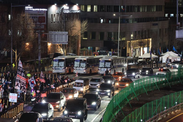 윤석열 대통령 2차 체포영장 집행이 이르면 15일 착수될 것으로 전망되는 가운데 14일 밤 서울 용산구 한남동 대통령 관저 인근에 경찰 버스가 대기하고 있다./연합뉴스