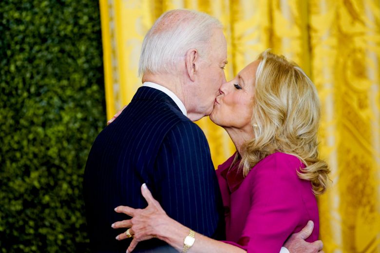 조 바이든 대통령(왼쪽)과 배우자 질 바이든 여사가 지난해 11월 백악관에서 열린 한 행사에서 입을 맞추고 있다. /UPI 연합뉴스