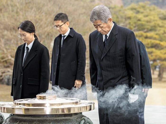 방한한 이와야 다케시(맨 오른쪽) 일본 외무상이 13일 서울 동작구 국립서울현충원에서 참배하고 있다. /조인원 기자