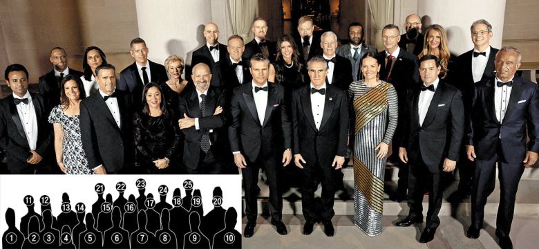 이들이 트럼프 2기 행정부 내각 - 18일 미국 워싱턴 DC 국립미술관에 모인 도널드 트럼프 2기 행정부 내각 구성원들. 현재 진행 중인 의회 인사청문회와 표결을 거쳐 앞으로 4년 동안 미국과 세계에 영향을 미칠 트럼프 정책들의 실행을 담당하게 된다. ①비벡 라마스와미 정부효율부 공동수장 ②엘리스 스터파닉 주유엔 대사 ③존 랫클리프 중앙정보국장 ④로리 차베스-드레머 노동 장관 ⑤하워드 러트닉 상무 장관 ⑥피트 헤그세스 국방 장관 ⑦더그 버검 내무 장관 ⑧브룩 롤린스 농무 장관 ⑨마코 루비오 국무 장관 ⑩로버트 F 케네디 주니어 보건복지 장관 ⑪스콧 터너 주택도시개발 장관 ⑫털시 개버드 국가정보국장 ⑬숀 더피 교통 장관 ⑭린다 맥맨 교육 장관 ⑮ 리 젤딘 환경보호청장 16 크리스티 놈 국토안보 장관 17 크리스 라이트 에너지 장관 18 더그 콜린스 보훈 장관 19 켈리 뢰플러 중소기업청장 20 스콧 베센트 재무 장관 21 스티븐 미런 백악관 경제자문위원장 22 제이미슨 그리어 무역대표부 대표 23 폴 앳킨스 증권거래위원장 24 캐시 파텔 연방수사국장 25 러셀 보트 백악관 예산관리국장. 팸 본디 법무 장관과 일론 머스크 정부효율부 공동수장은 사진에 없다. /AP 연합뉴스