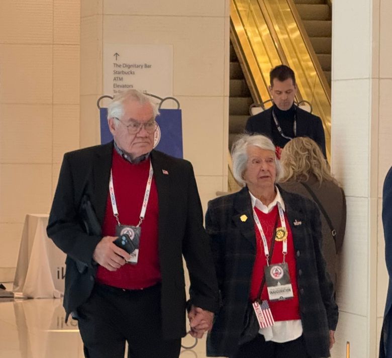 18일 워싱턴DC의 한 호텔에서 만난 도널드 트럼프 대통령 당선인 지지자 스티븐·메리엄 부부. /워싱턴=김은중 특파원