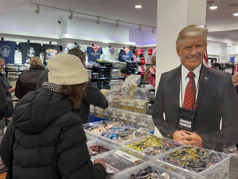 18일 워싱턴DC의 도널드 트럼프 대통령 당선인 기념품 가게를 지지자들이 둘러보고 있다. /워싱턴=김은중 특파원