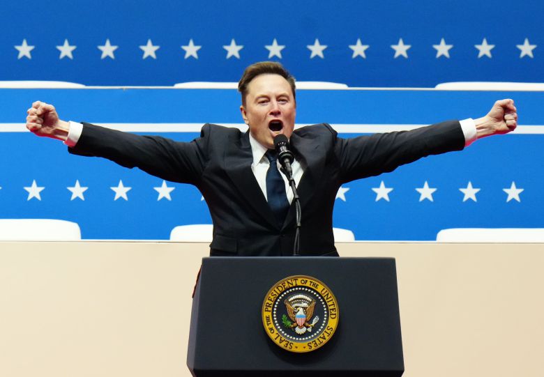 일론 머스크 테슬라 최고경영자(CEO)가 20일 워싱턴 DC '캐피털 원 아레나' 경기장을 찾아 도널드 트럼프 미국 대통령 지지자들 앞에서 연설을 하고 있다. /UPI 연합뉴스