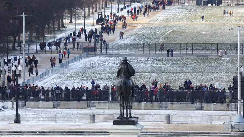 20일 미국 워싱턴 DC 내셔널몰에 사람들이 모여있다. /로이터 연합뉴스