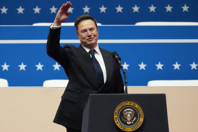 일론 머스크 테슬라 최고경영자가 20일 워싱턴 DC의 '캐피털 원 아레나' 경기장에서 무대에 올라 연설을 하고 있다. /AFP 연합뉴스
