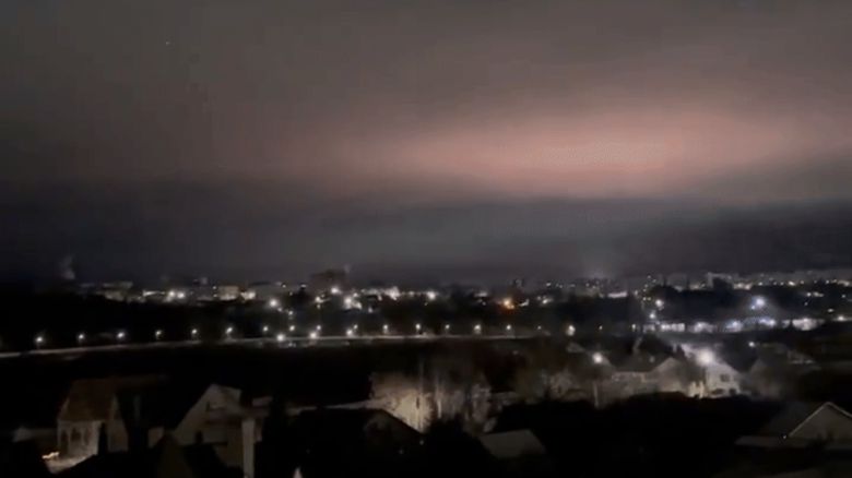 러시아 지대공 미사일이 우크라이나 드론으로 추정되는 목표물을 격추한 모습. /X(옛 트위터)