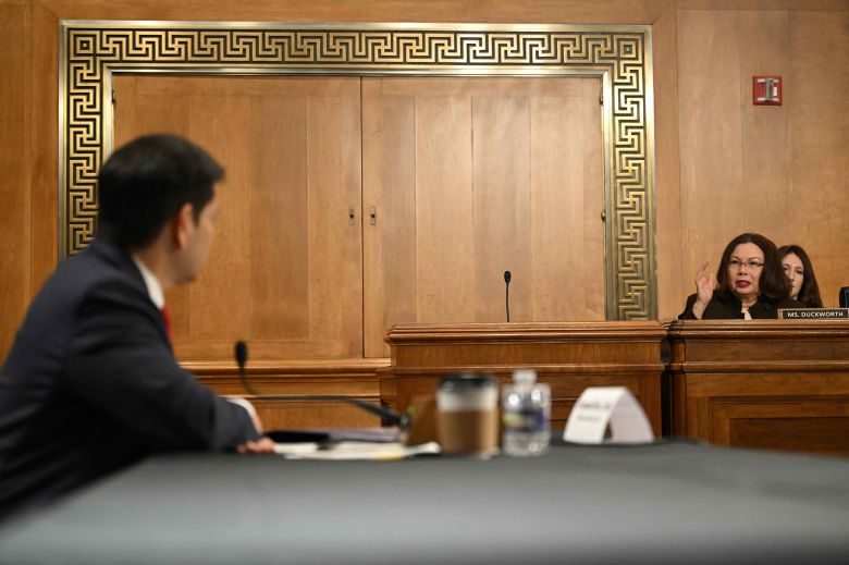 민주당 태미 덕워스(오른쪽) 상원의원이 지난 15일 워싱턴 DC 국회의사당에서 열린 미국무장관 후보자 청문회에서 마코 루비오 상원의원에게 질문하고 있다. /AFP 연합뉴스