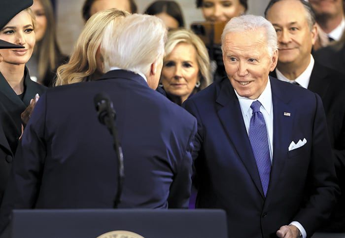 20일 미국 워싱턴 DC 의사당에서 열린 제47대 대통령 취임식에서 연설을 마친 도널드 트럼프(왼쪽) 대통령이 등을 돌려 전임 대통령인 조 바이든과 악수하고 있다. /UPI 연합뉴스