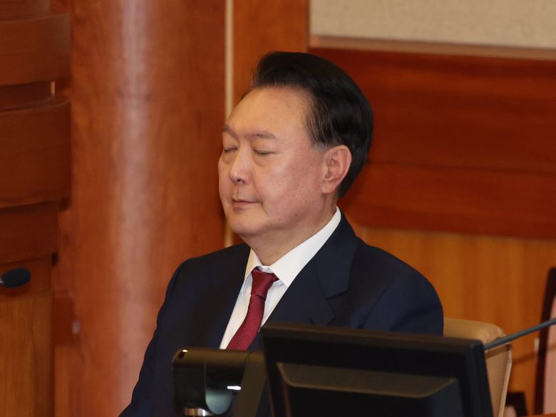 윤석열 대통령이 23일 오후 서울 종로구 헌법재판소 대심판정에서 열린 탄핵심판 4차 변론기일에 출석해 눈을 감고 있다./사진공동취재단