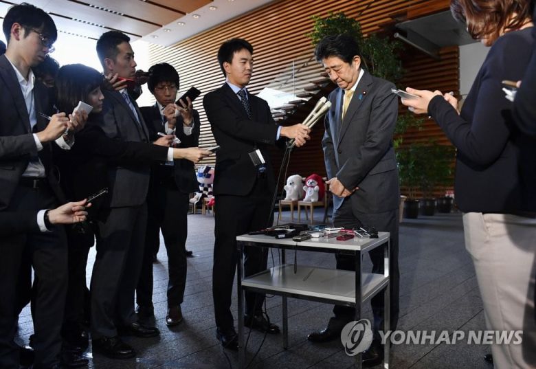 아베 신조 일본 총리가 2019년 10월 31일 총리 관저에서 열린 약식 기자회견에서 발언 도중 고개를 숙이고 있다. 일본 총리들은 출퇴근시 기자들의 근접취재를 허용하며 이같은 약식 회견을 수시로 갖는다./연합뉴스