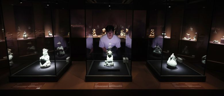 국립중앙박물관 특별전 '푸른 세상을 빚다, 고려 상형 청자' 전시실에서 한 관람객이 주요 작품을 살펴보고 있다. /뉴스1