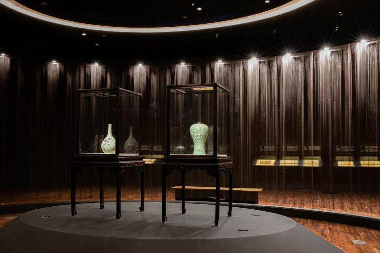 대구간송미술관의 첫 상설전에 나온 '백자 청화철채동채초충난국문병'(왼쪽)과 '청자 상감운학문매병'. /연합뉴스