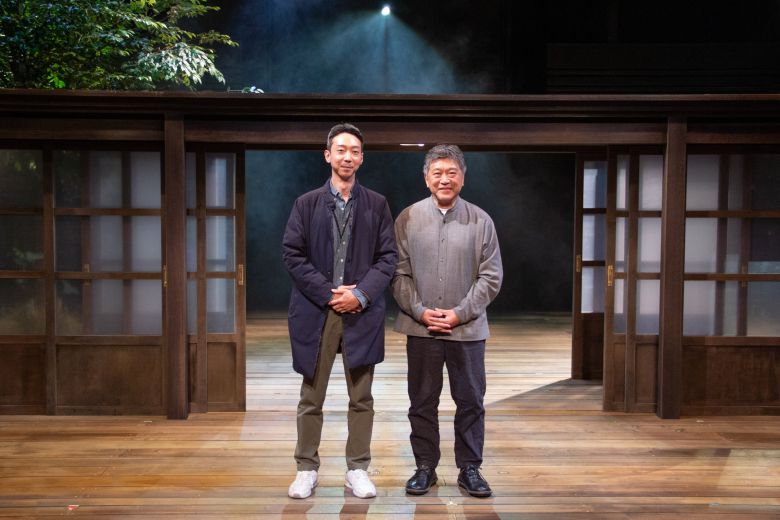 연극 '바닷마을 다이어리' 무대 위에 함께 선 원작 영화감독 고레에다 히로카즈(오른쪽)와 이준우 연출. /라이브러리 컴퍼니