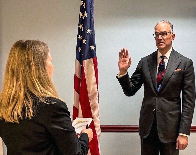 마이클 안톤 신임 국무부 정책기획국장이 지난달 취임 선서를 하고 있다. /X(옛 트위터)