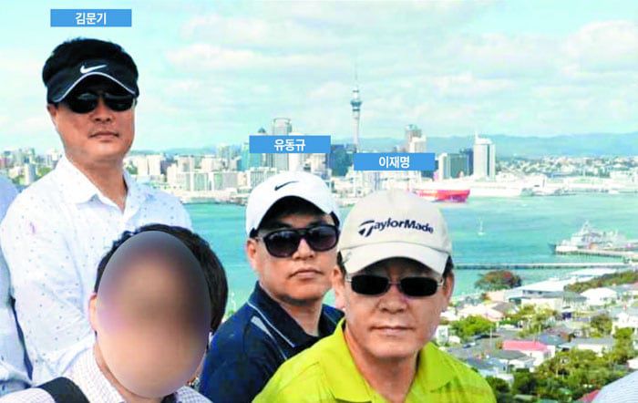 더불어민주당 이재명(맨 오른쪽) 대통령 후보가 성남시장 재직 당시인 2015년 뉴질랜드 출장지에서 성남도시개발공사의 유동규(가운데) 전 기획본부장, 고(故) 김문기(뒷줄 맨 왼쪽) 개발사업 1처장과 함께 촬영한 사진. /국민의힘 이기인 성남시의원 제공