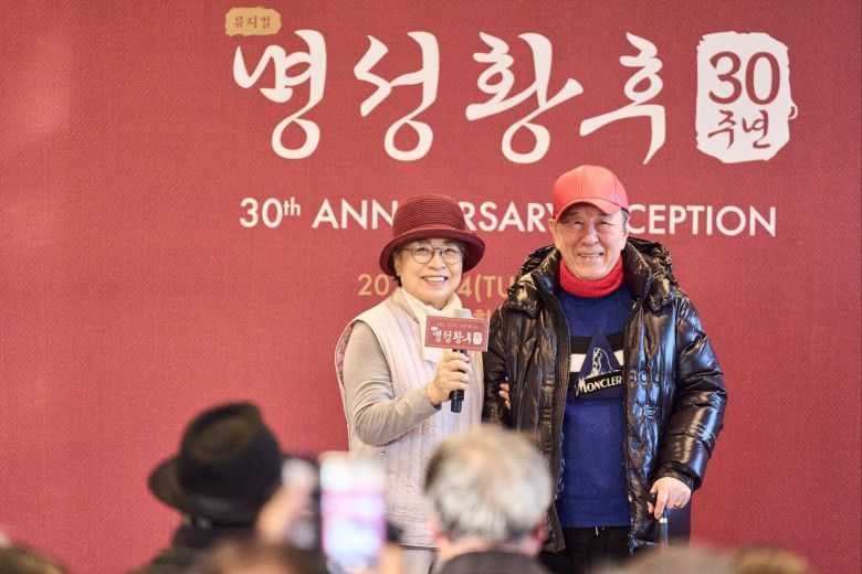 창작 뮤지컬 '명성황후'의 김희갑 작곡가, 양인자 작사가 부부가 공연 30주년 기념 리셉션에 참석해 인사하고 있다. /에이콤 제공