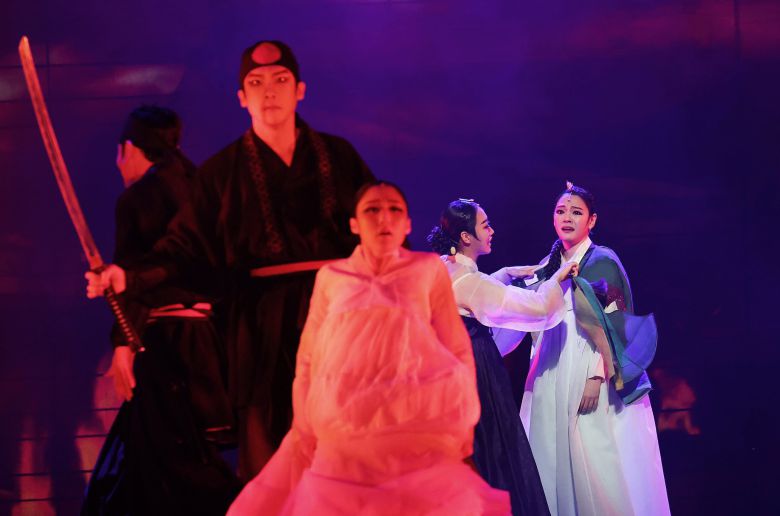 명성황후가 시해된 을미사변의 날, 굴곡진 구한말 역사처럼 소용돌이치며 회전하는 원형 무대 위로 달려나오는 궁녀들이 차례로 일본 낭인들의 칼에 쓰러지는 시퀀스는 창작뮤지컬 '명성황후'가 30주년을 맞은 지금도 여전히 관객의 마음을 울리는 명장면이다. 4일 오후 서울 종로구 세종문화회관 대극장에서 열린 프레스콜 공연. /뉴스1