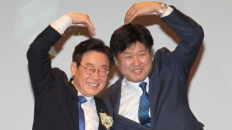 더불어민주당 이재명 대표가 경기지사 시절 2019년 12월 15일 당시 경기도 대변인을 했던 김용(전 민주연구원 부원장)씨의 출판기념회에 참석하여 김부원장과 하트모양을 그리며 응원하고 있다./경기eTV뉴스 제공