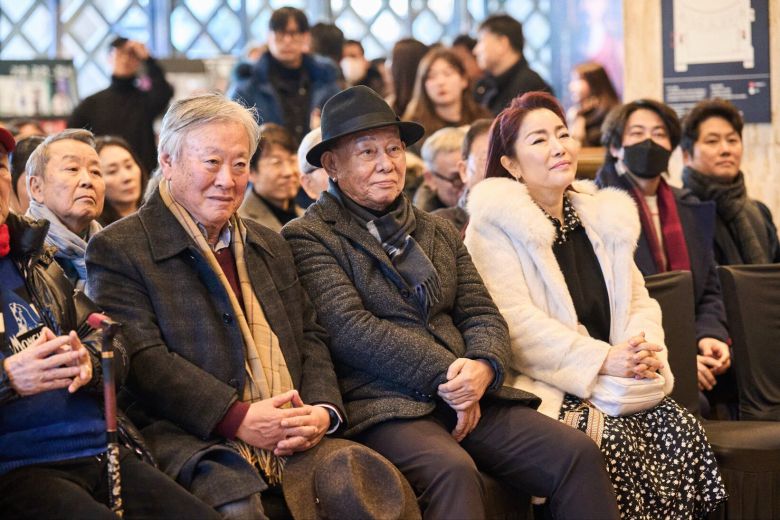 원작소설 '여우사냥' 이문열 작가, 윤호진 에이콤 예술감독, 초창기 명성황후 주역 배우 이태원 명지대 교수(왼쪽부터)가 4일 세종문화회관 뮤지컬 명성황후 리셉션에 나란히 앉아 있다. /에이콤 제공