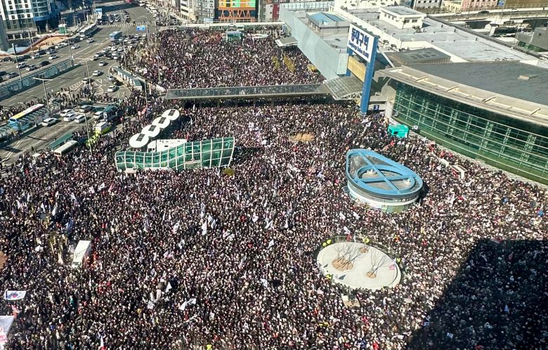 8일 오후 동대구역 광장에서 개신교 단체 세이브코리아가 국가비상기도회를 열고 윤석열 대통령 탄핵 반대와 석방을 촉구하고 있다./김동환 기자
