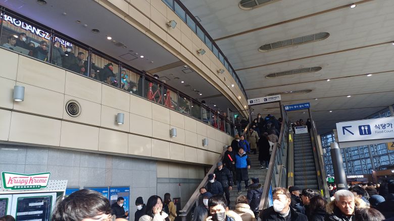 8일 오후 동대구역사 안에 시민들이 발 디딜 틈 없이 꽉 치 있다./이승규 기자